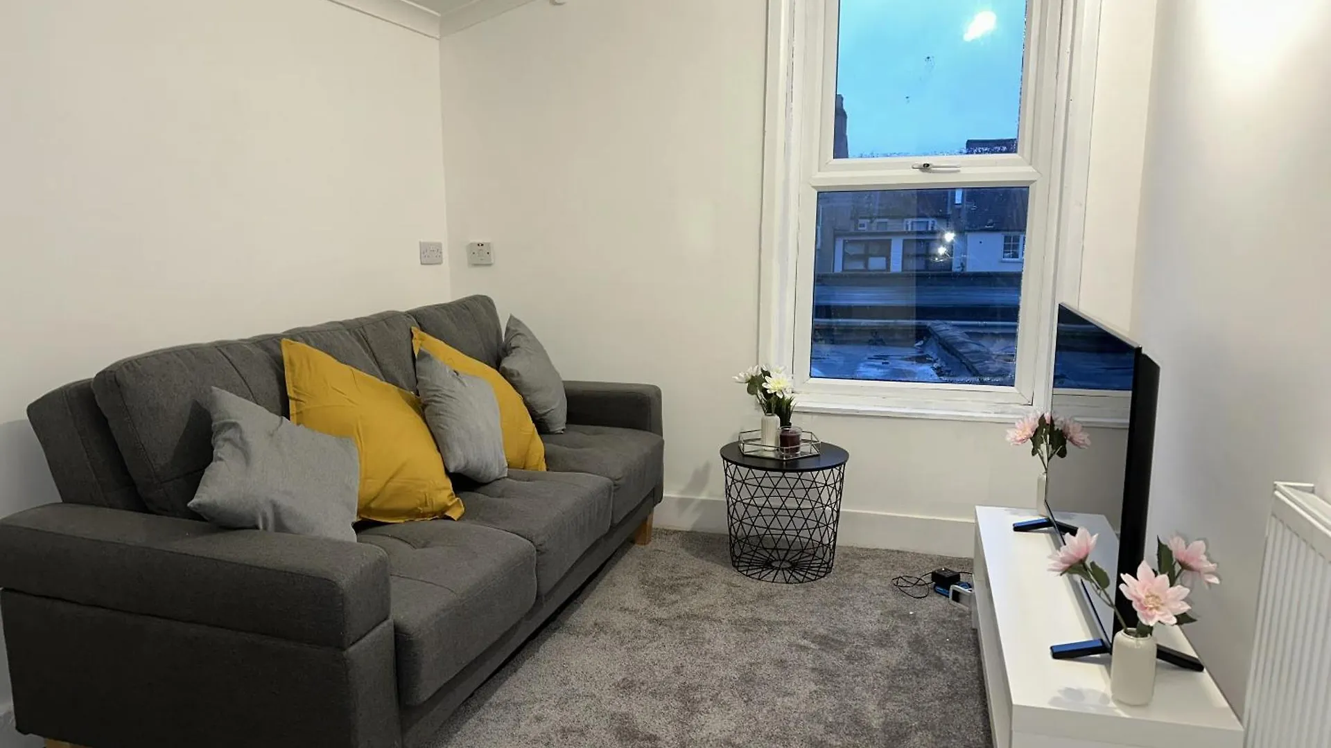 Cozy 2 Bed Home In Ilford- Contractors & Groups Welcome 伦敦